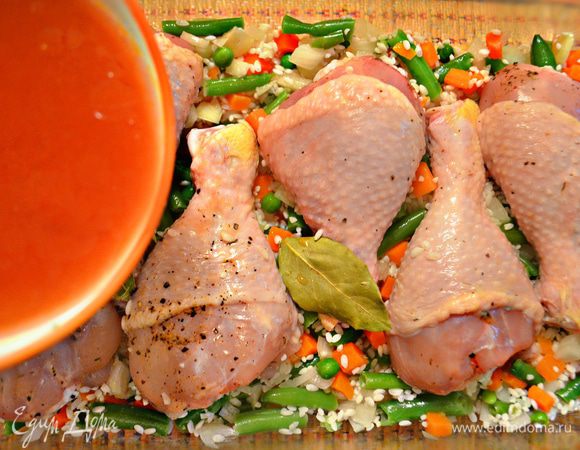 Залить разведенной в воде томатной пастой. Прикрыть блюдо фольгой и поставить в разогретую до 180°С духовку на дойти до готовности.