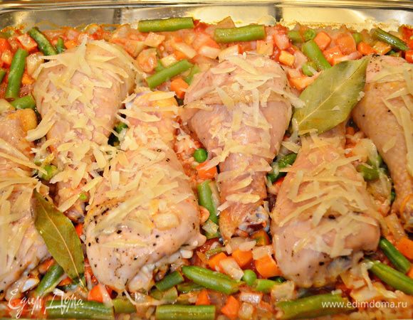 Затем фольгу необходимо снять, голени посыпать тертым сыром и поставь в духовку еще на 10 мин. 