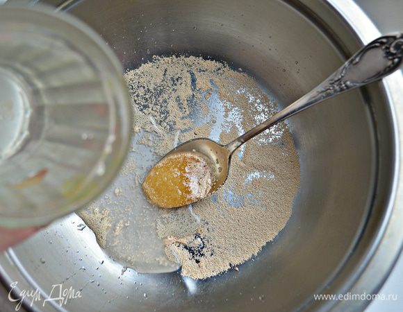 Мед и дрожжи растворить в теплой (но не горячей) воде. Дать немного постоять до вспенивания смеси.