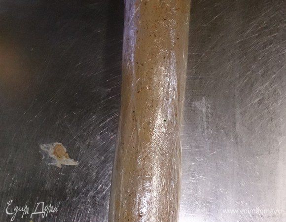 Аккуратно сворачиваем в рулет.