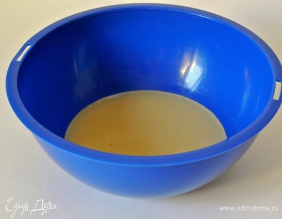 В воду влить молоко, всыпать сухие дрожжи и сахар.