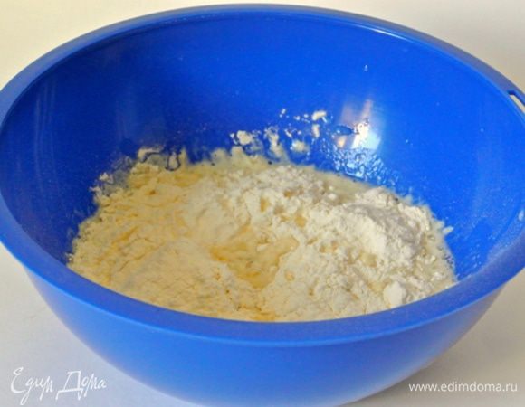 По частям всыпать просеянную муку.