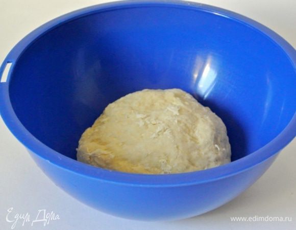 Замесить тесто, накрыть полотенцем и оставить на 40 минут.