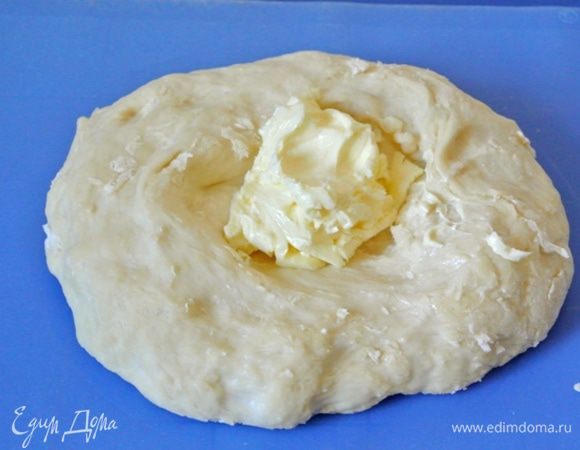 Затем в тесто вмесить сливочное масло комнатной температуры.