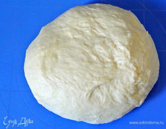 Месить тесто 10 — 15 минут  до гладкости.