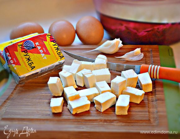 Нарезать кубиками плавленный сыр. Я использовала сыр «Дружба». Для того, чтобы нож не приставал к сырку и было удобно резать, можете намочить лезвие водой, что значительно упростит задачу.