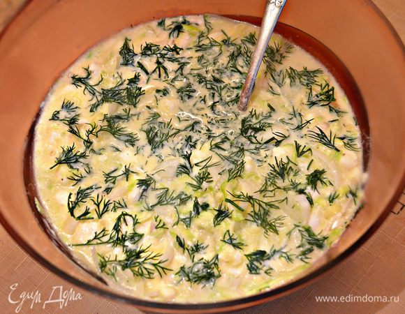 Добавить майонез, нарезанную зелень, выдавить 1 зубчик чеснока, но лучше использовать 1 ст. л. чесночного масла Biolio. В самом конце всыпать муку (3 — 4 ст. л.) с разрыхлителем и хорошо перемешать.