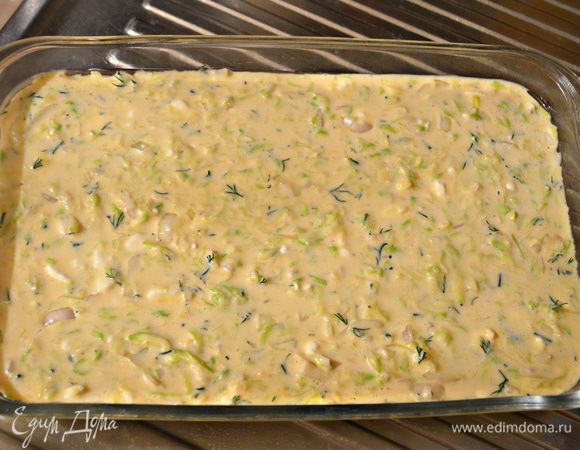 Форму смазать растительным маслом. Равномерно выложить кабачковую массу и запекать до зарумянивания в разогретой до 180°С духовке около 1 часа.