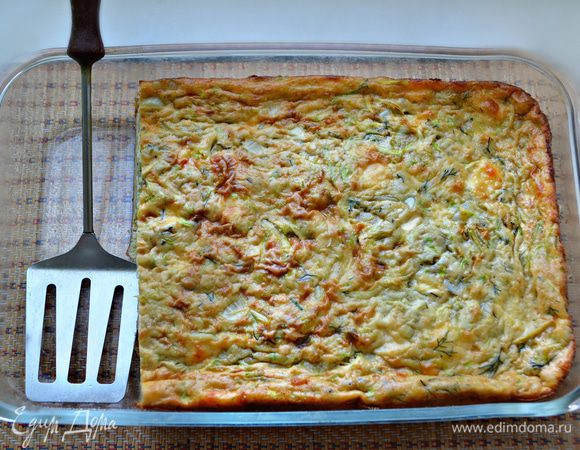 Готовой запеканке дать немного остыть и нарезать на порционные кусочки. В холодном виде она также очень и очень хороша!