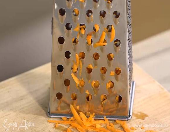 Морковь почистить и натереть на крупной терке.