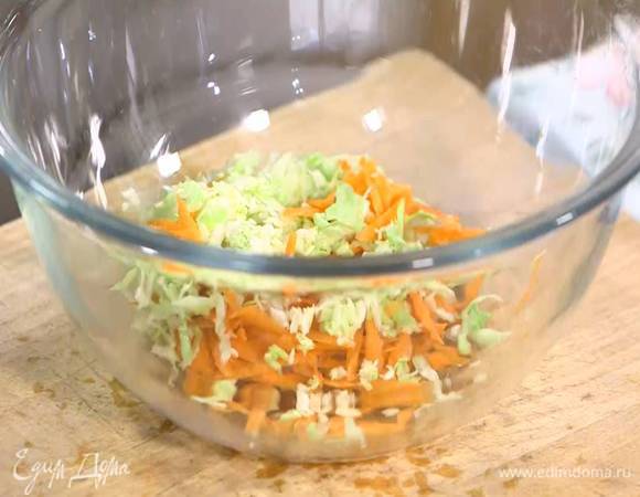 Капусту мелко порезать или натереть на крупной терке.