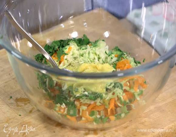 В глубокой посуде соединить морковь, капусту и кинзу, посолить, поперчить, добавить майонез, сок лайма и все перемешать.