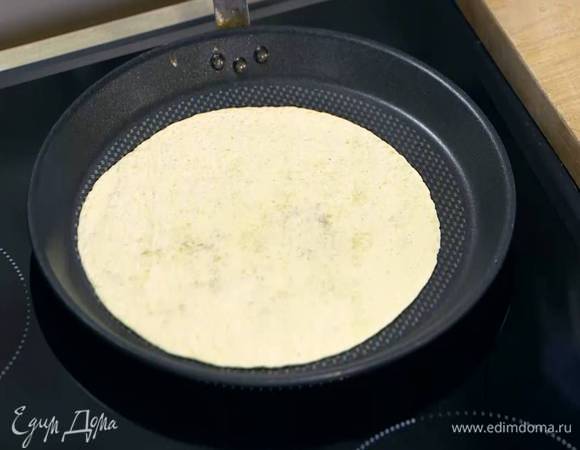 Тортильи прогреть на сухой сковороде.