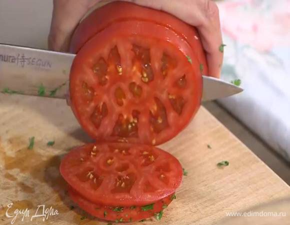 Помидор нарезать кружками.