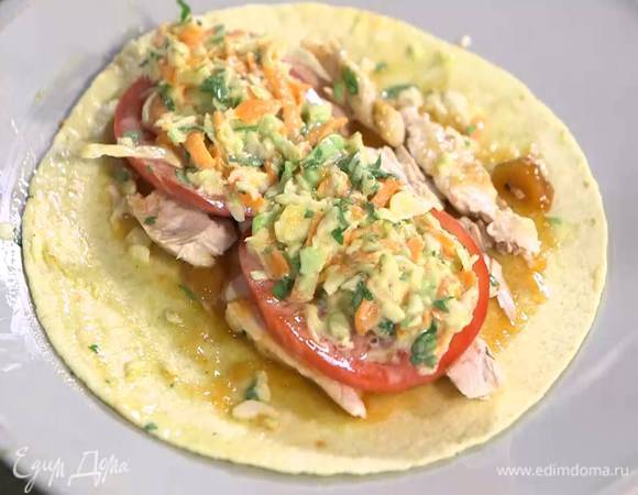 Прогретые тортильи смазать чатни, выложить куриную грудку, помидоры, салат из капусты с морковью, сбрызнуть все оливковым маслом и свернуть в рулеты.