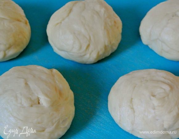 Разделить тесто на 5 равных частей.