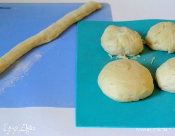 Каждую часть теста раскатать в жгут длиной 40 см.