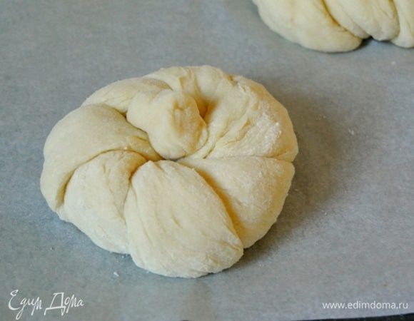 Один конец жгута вытянуть в середину булочки. Получилась вот такая булочка.