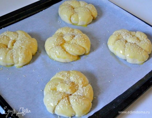 Смазать слегка взбитым желтком, посыпать кунжутом.