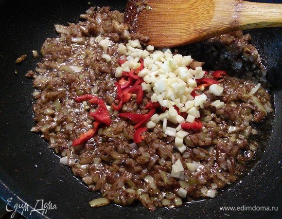 Добавить чеснок и чили, обжарить вместе еще минуту.