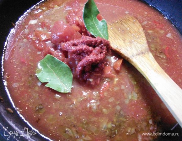 Добавить томат, помидоры в собственном соку от торговой марки «Помидорка», размешать. Добавить лавровый лист и тушить 30 мин. 