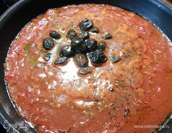 За 10 мин до окончания тушения добавить маслины, ложку меда, соль и перец по вкусу. 