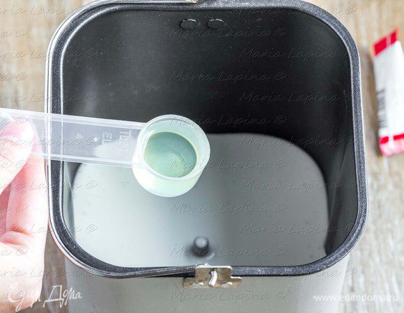 В моей хлебопечке требуется сначала закладывать жидкие ингредиенты, а потом сухие. Поэтому сначала выливаем кефир и добавляем в него растительное мало.