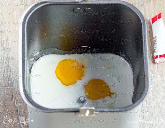 Добавляем желтки и лопаем их вилкой.