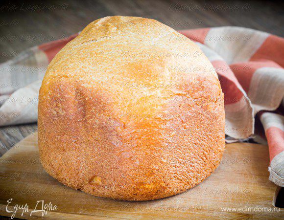 Выпекаю на режиме «французский хлеб», корочка средняя. Занимает это 3 часа 20 минут. Когда хлебопечка впервые запищит, проверьте консистенцию теста. Оно должно свернуться в клубок и полностью отходить от стенок, но быть влажным. При необходимости можно добавить немножко муки или кефира.