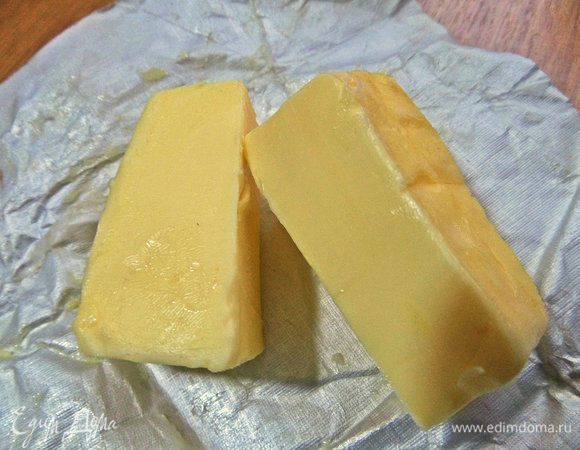 Сливочное масло понадобится и в тесто и в соус.