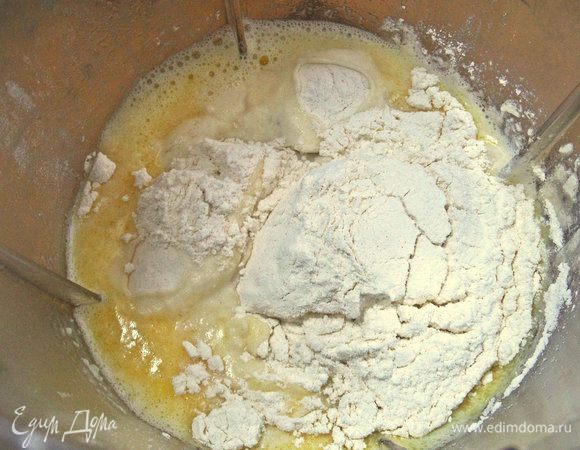 Просеиваем муку с разрыхлителем.