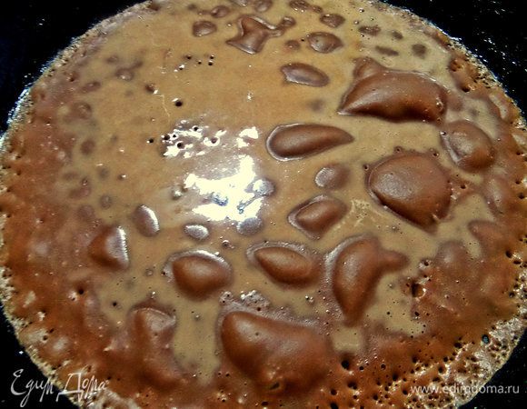 Смазываем сковороду маслом Biolio и наливаем из кувшина немного жидкого теста..