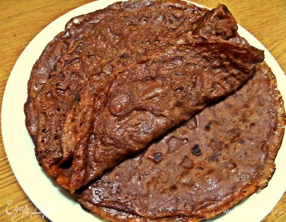 Переносим на тарелку. Получится 9 — 10 блинчиков, но всё зависит от диаметра сковороды.