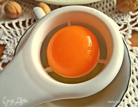 Теперь соус. От белка в тесто у нас остался желток.