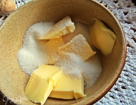 Сахар растереть с мягким маслом.