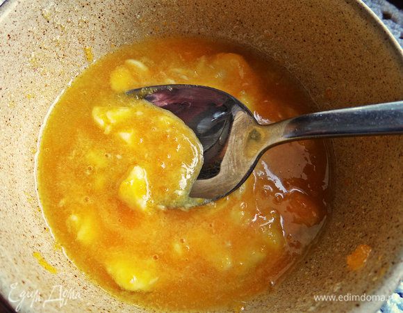 Влить сок лимона и поставить на водяную баню.