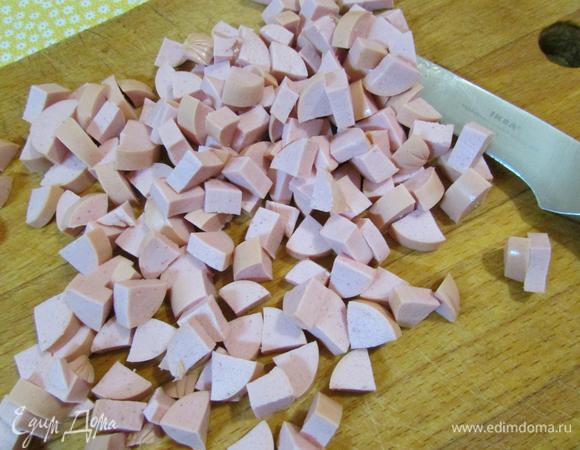 Сосиски нарезать мелким кубиком.