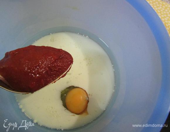 В миске соединить молоко, растительное масло и яйцо. Добавить томатную пасту и хорошо все перемешать.