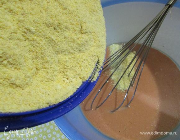 Добавить мучную смесь к томатно-молочной. Тщательно размешать, чтобы не было комочков.