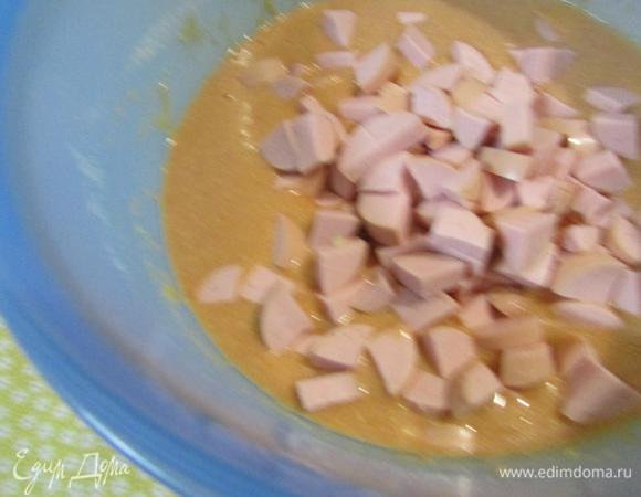 Затем вмешать сосиски.