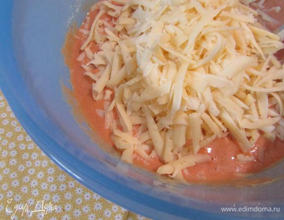 Вмешать сыр. Смесь аккуратно перемешать.