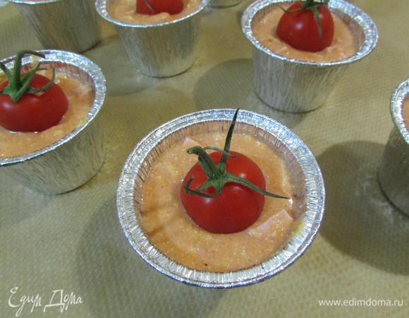 Готовое тесто разложить по формочкам. Сверху в каждый кекс кладем помидор-черри. Формочки поставить на противень и отправить в разогретую духовку до 200°С. Выпекать 20 — 25 минут.