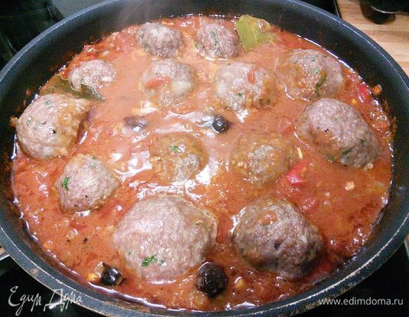 Тефтели обжарить до золотистой корочки и выложить в форму с соусом, запекать в заранее разогретой до 150°С духовке 20 — 25 мин. 