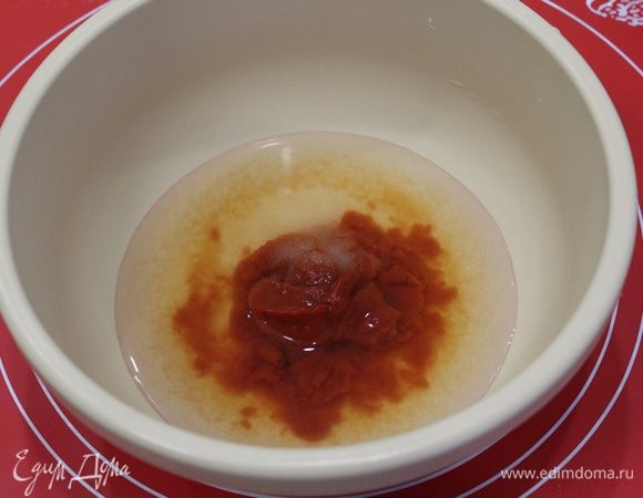 В воде развести томатную пасту «Помидорка», добавить сахар.