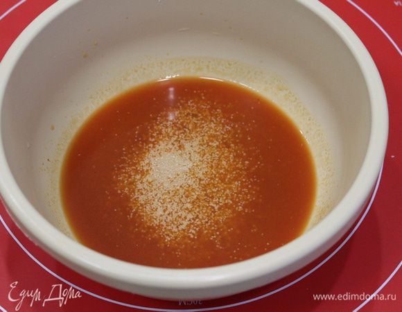 Добавить дрожжи, оставить на 5 минут.