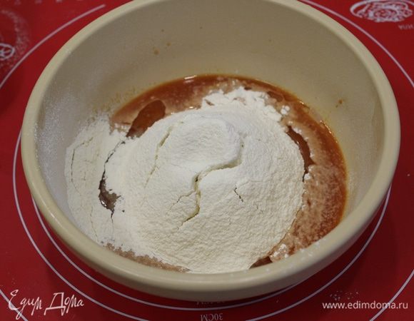 Просеять муку.