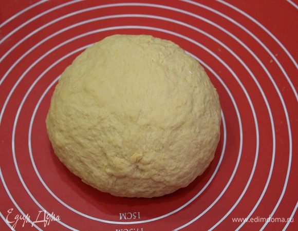 Замесить тесто, оставить на 15 минут в покое.