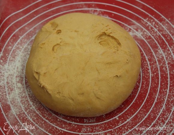 Переложите тесто на присыпанный мукой рабочий стол и сформируйте из него колобок.

