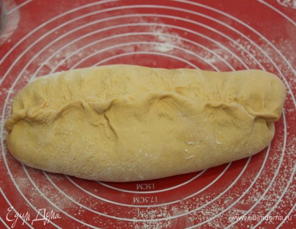 Сверните этот колобок рулетом, плотно защипните края.