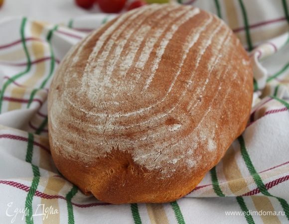 Выпекайте хлеб, сбрызнув его водой из пульверизатора. Затем, через 5 минут, температуру в духовке уменьшите до 180°С и пеките около 45 — 50 минут до румяного цвета.

